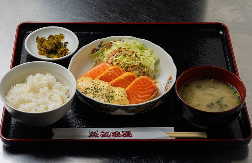 サーモンレアカツ定食